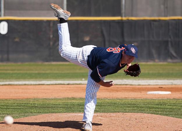Saenz slugs Pirates to 6-3 win over Roadrunners
