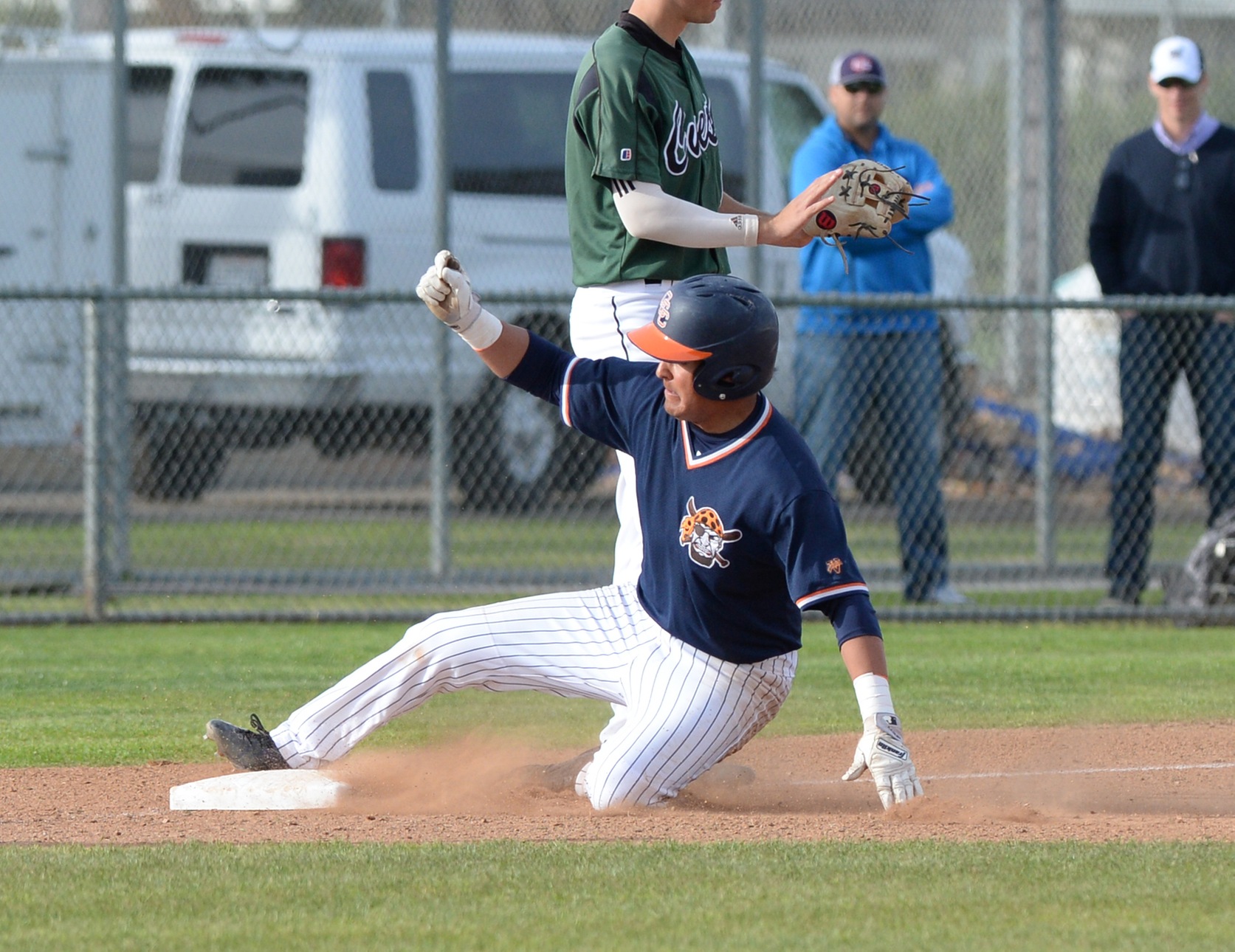 Pirates take advantage of miscues for 4-2 win over Dons