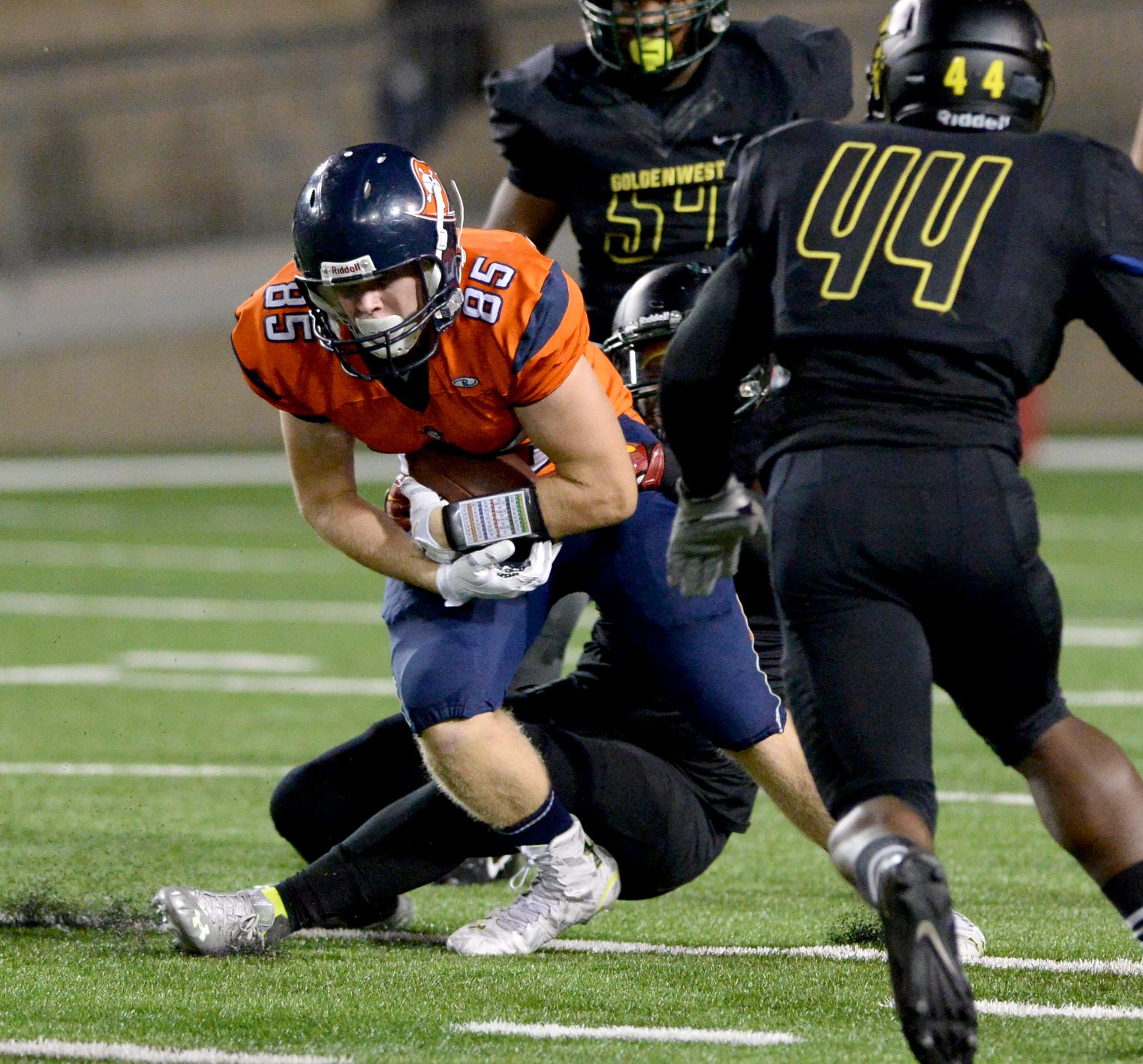 Football standouts Nelson, Losoya moving on to Division I schools