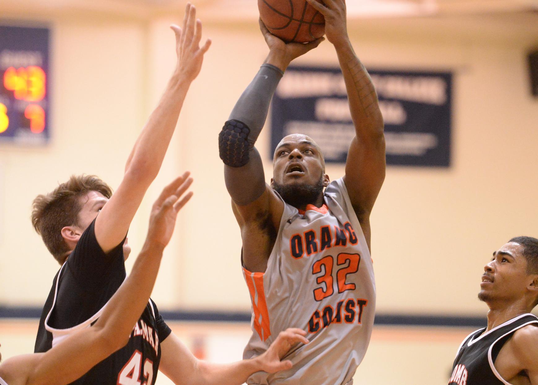Lee's monster game lifts Pirates past Miramar