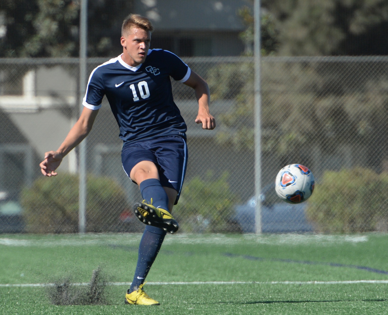 Pirates roll to 6-1 win over Chargers