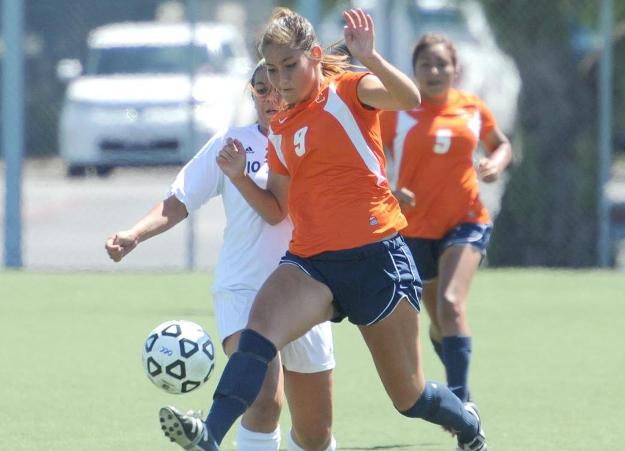 Pirates grind out 1-0 win over Dons