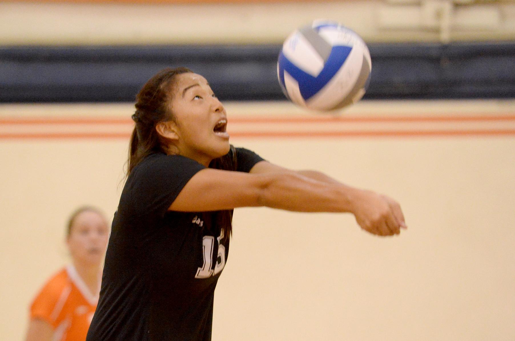 Pirates open head-to-head with straight-set win over Hawks